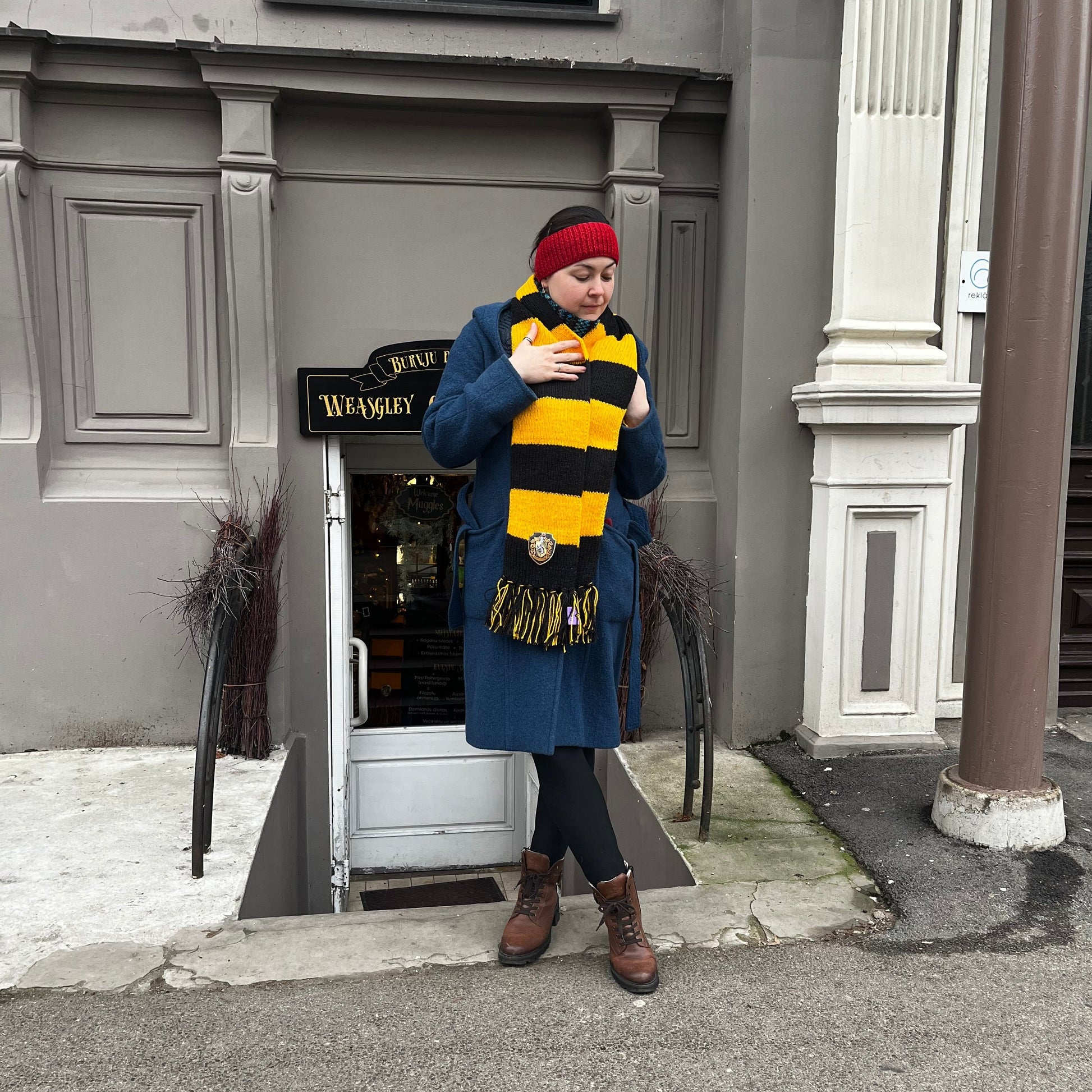 Roku darbs Harija Potera Elšpūša šalle – dzeltena ar melnām svītrām