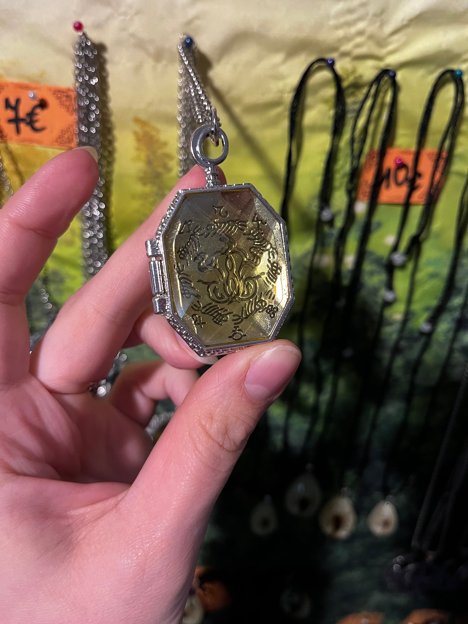 Salazara Slīdera medaljona kulons ar sudraba ķēdīti