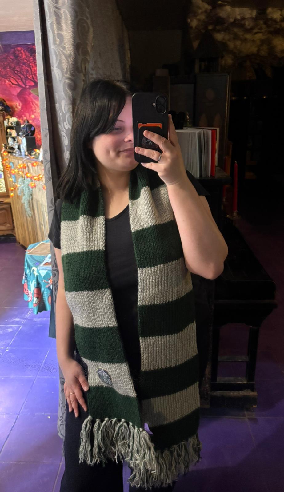 Roku darbs Harija Potera Slīdeņa šalle – zaļa ar sudraba svītrām