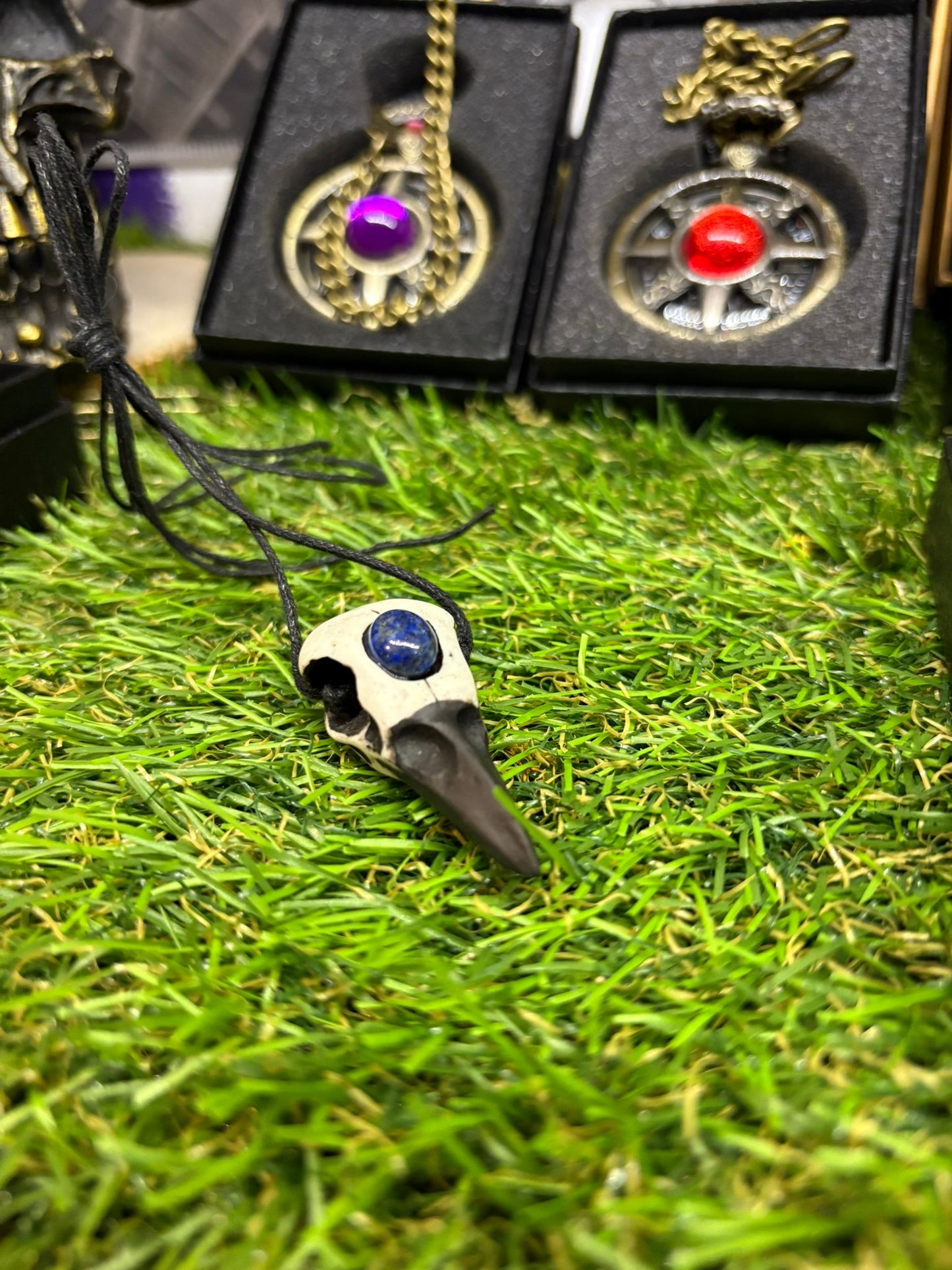 Raven skull spurkly blue