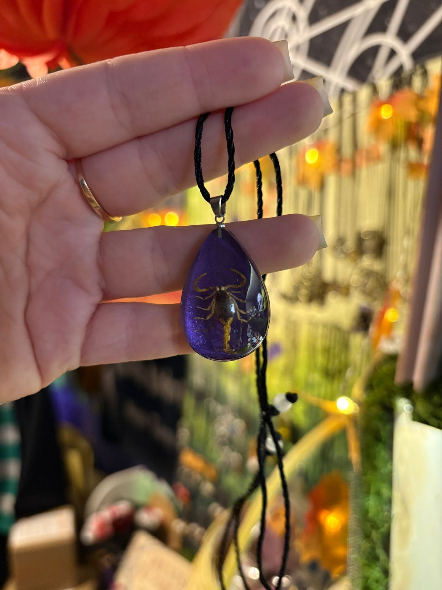 Violets kulons ar skorpionu.
