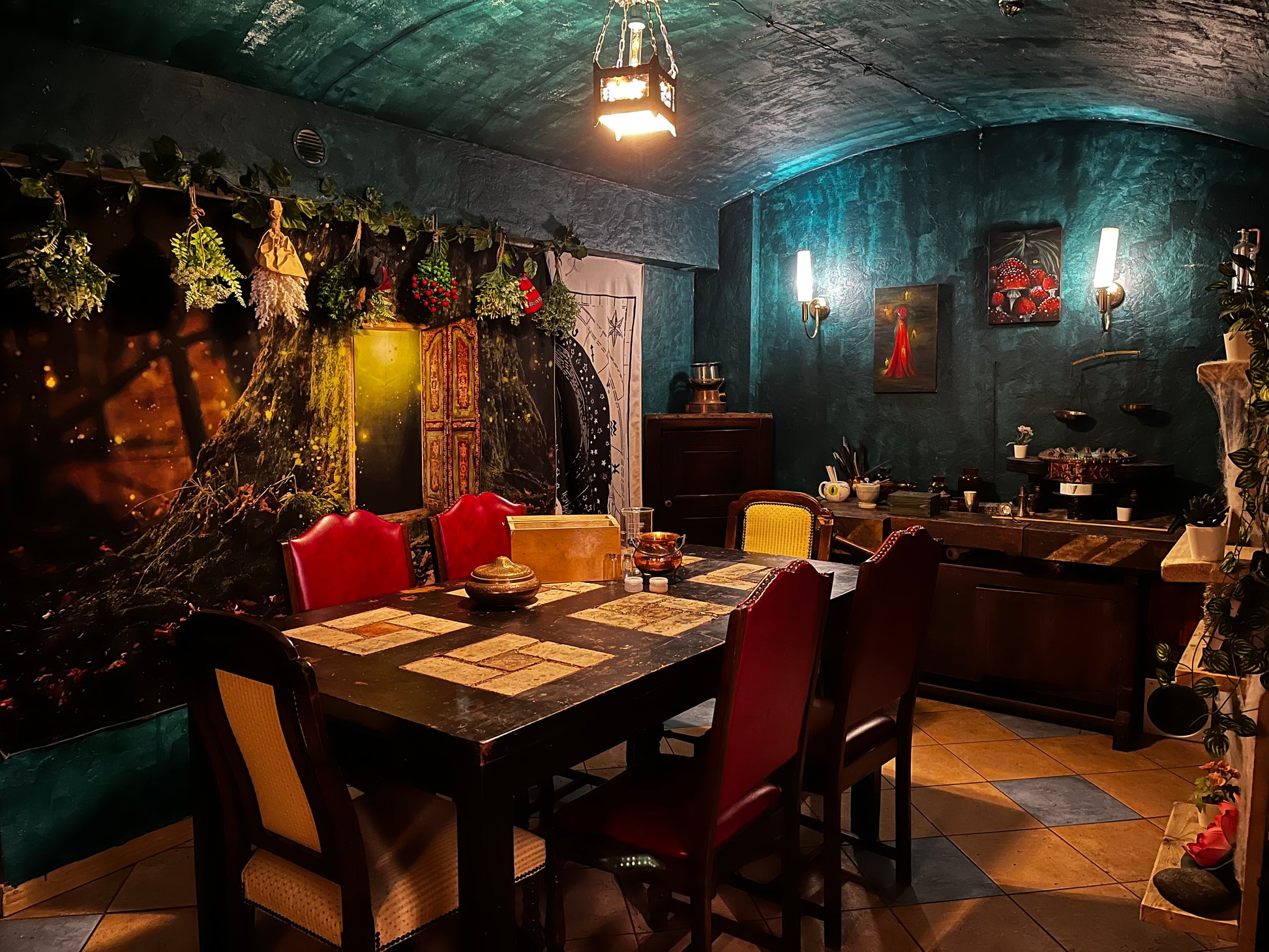 Eliksīru un zāļu istaba Weasgley Craft & Magic — vieta, kur bērni gatavo “maģiskos dzērienus” kvestu programmā.