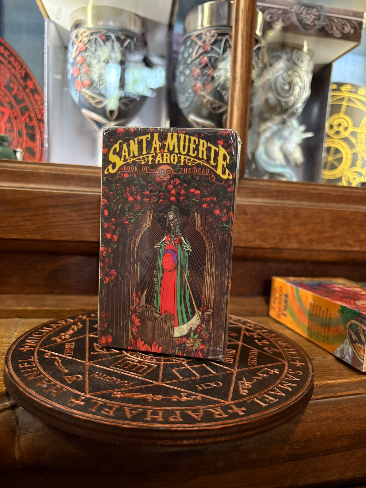 Santa Muerte Tarot kava Rīgā — spilgta 78 kāršu kava ar Meksikas Nāves dienas simboliku
