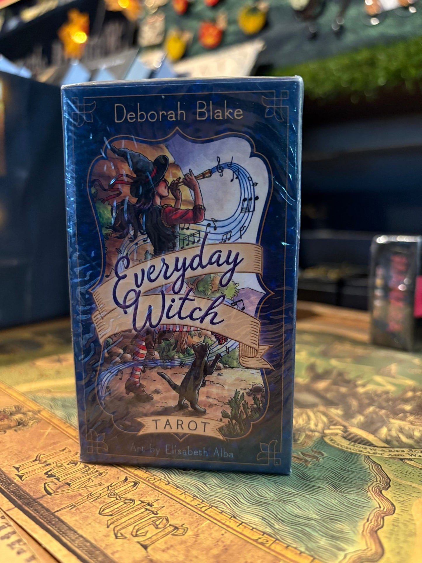 Everyday Witch taro – raganiņas ar kaķiem, jautra un viegla kava iesācējiem