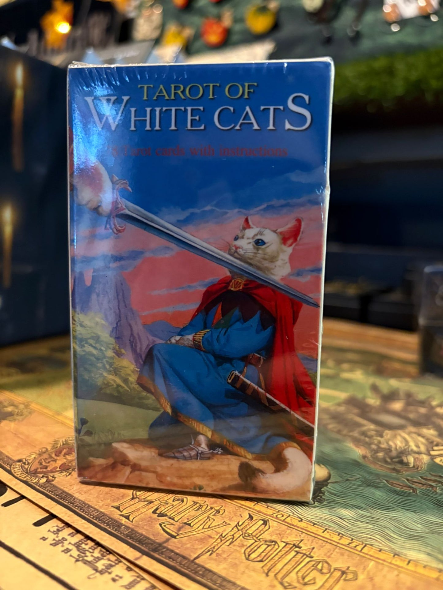 Tarot of White Cats – balto kaķu taro kava Rider–Waite stilā
